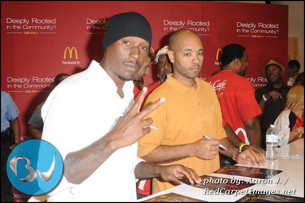 Actor/Singer Tyrese stops for a picture in between signing autographs for fans